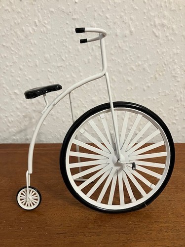 Vintage metal wire bicycle - metal,